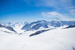 Vista Aerea Delle Alpi In Svizzera. Vista Dall'elicottero Nelle Alpi Svizzere. Le Cime Di Montagna Nella Neve. Vista Mozzafiato Della Jungfraujoch E Del Patrimonio Mondiale Dell'UNESCO - Il Ghiacciaio Dell'Aletsch