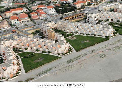 Vue aérienne de l'architecture de la plage de Port-Barcarès, dans le département des Pyrénées-Orientales, région de l'Occitanie, France