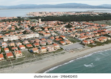 Vue aérienne des maisons de plage de Port-Barcarès, dans le département des Pyrénées-Orientales, région de l'Occitanie, France