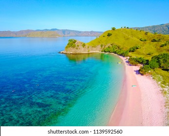 Vue aérienne de la belle plage rose de Flores Island.