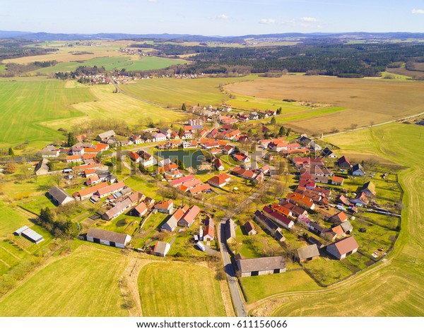 春の国側の美しい村の空撮 旧村リピニース チェコ共和国 欧州連合 ランドリングは円形の村の一つです ヨーロッパにおける典型的な中世の集落 の写真素材 今すぐ編集