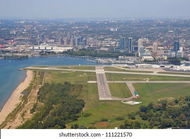 187 Billy bishop toronto city airport Images, Stock Photos & Vectors ...