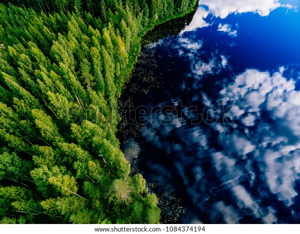 フィンランドの晴れた夏の日に青い湖と緑の森が見える空撮 ドローン写真 の写真素材 今すぐ編集