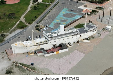 Vue aérienne du bateau Port-Barcarès, dans le département des Pyrénées-Orientales, région de l'Occitanie, France