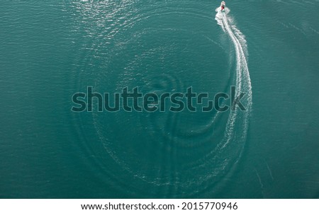 Similar – Ein Shortboard Sportler geht vom Strand auf das wellige Meer um zu Surfen. Blick von der Seite