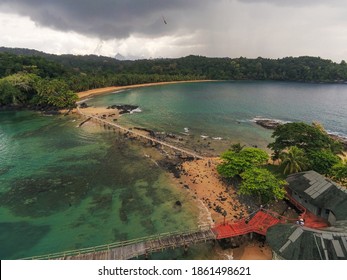 Vom Bom Bom Bom Beach aus kann man auch die Allee sehen, die die beiden Strände von Prince Island, Sao Tome e Principe verbindet