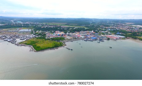 An Aerial View Of Buildings And Sea Of Lahad Datu, Sabah. Borneo. Lahad Datu District In Capital Of The Tawau Division, Sabah. The Town Is Surrounded By Stretches Of Cocoa And Palm Oil Plantations.