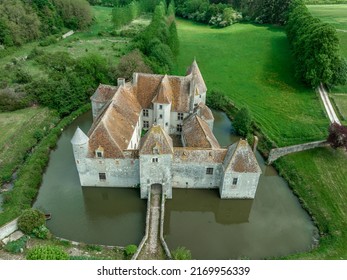 7,117 Castle surrounded by water Images, Stock Photos & Vectors ...