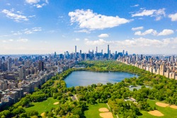 Flygutsikt över Central Park I New York Med Golffält Och Höga Skyskrapor Som Omger Parken.