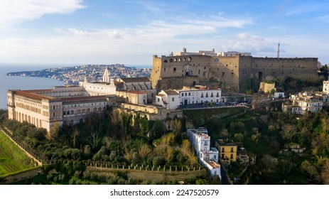 Vista aérea del Charterhouse de San Martín, un antiguo complejo de monasterios, ahora museo nacional, y el castillo de Sant' Elmo. Se encuentran en la colina de Vomero, que domina la ciudad de Nápoles en Italia.
