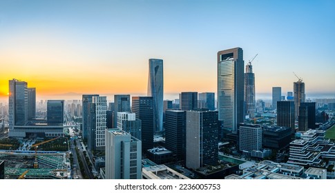 Vista aérea del horizonte de la ciudad y edificios modernos al amanecer en Ningbo, provincia de Zhejiang, China. Nuevo pueblo al este de Ningbo, es el centro económico, cultural y comercial de la ciudad de Ningbo.