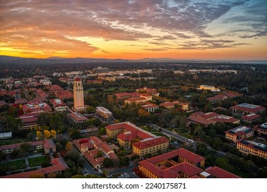 Vista aérea de un famoso colegio privado en Palo Alto, California