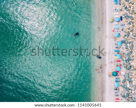 Luftaufnahme von fliegenden Drohnen der Menschenmenge, die sich am Strand in Rumänien am Schwarzen Meer entspannen.