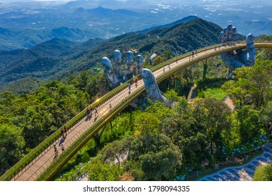 Die Luftsicht auf die Goldene Brücke wird von zwei Riesenhänden im Touristenort auf Ba Na Hill in Da Nang, Vietnam gehoben. Ba Na ist ein beliebtes Urlaubsziel