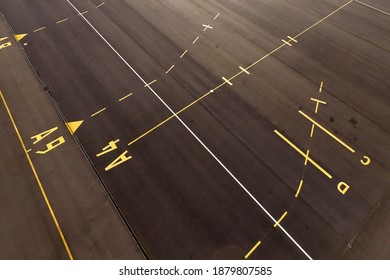 Luftbild einer Bodenmarkierung eines Flugzeugparkplatzes