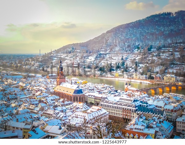冬のクリスマス時間に ドイツの南西黒森のバーデン ウルテンベルク地方の城から 冬のハイデルベルクの町とネッカー川を空撮し 雪を降らせた空撮 の写真素材 今すぐ編集