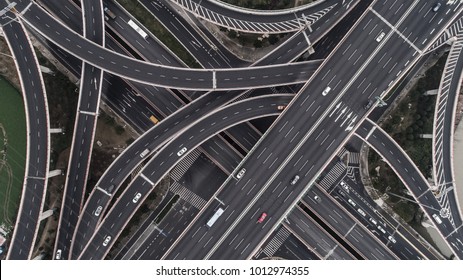 Luftfoto af motorvej og overpass i byen på en overskyet dag