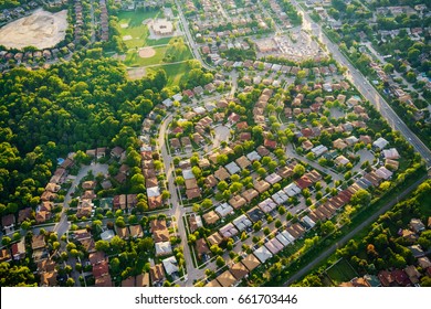 Vista aérea de casas en un suburbio residencial, Toronto, Ontario, Canadá. Foto aérea de Ontario canada 2016
