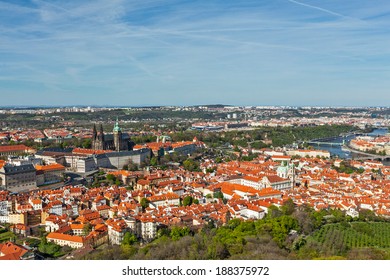 Luftbild des Teils der Hradschin Prag: die Kathedrale von St. Vitt und die Prager Burg, Aussicht vom Petrin-Erlebnisturm. Prag, Tschechische Republik