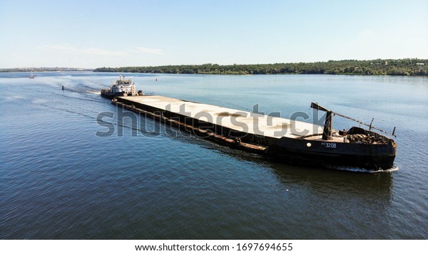 Aerial View Industrial - Cargo
shipping / River cargo ship / Barge with cargo on the river / ship,
shipping, river, barge, ship / Судоходство и речной
флот