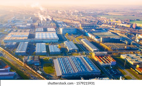 Luftbild zum Industriegebiet und Technologiepark auf dem Vorort Karlov der Stadt Pilsen in Tschechien, Europa. Die europäische Industrie von oben. 