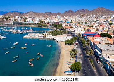 Luftbild des Strandes von Laginha in der Stadt Mindelo auf der Insel Sao Vicente in Kap Verde