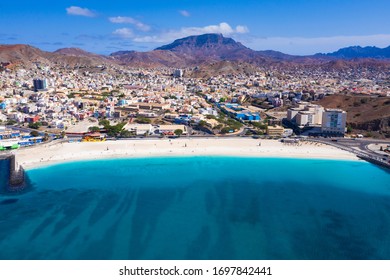 Luftbild des Strandes von Laginha in der Stadt Mindelo auf der Insel Sao Vicente in Kap Verde