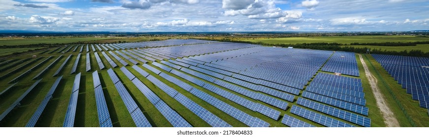 Vista aérea de una gran planta de energía eléctrica sostenible con hileras de paneles fotovoltaicos solares para producir energía eléctrica limpia. Concepto de electricidad renovable con emisión cero