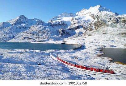 Aussicht auf den Seeufer des Lago Bianco und die Berge nach einem Schneefall in der Schweiz
