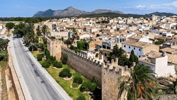 Vue Aérienne Des Remparts Médiévaux De La Ville Fortifiée D'Alcudia Sur L'île Baléarique De Majorque (Espagne) Dans La Mer Méditerranée