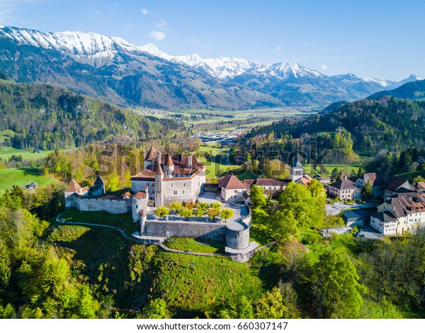 中世の町 グルイエの空撮 有名な城 スイス フリブルクのカントン 自然の壁紙 の写真素材 今すぐ編集 660307147