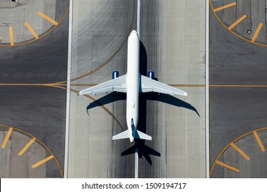มุมมองทางอากาศของเครื่องบินตัวแคบที่ออกจากรันเวย์สนามบิน.