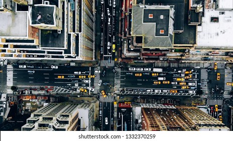 Letecký pohled na střechy budovy v centru New Yorku. Pohled z ptačí perspektivy z vrtulníku městské metropole infrastruktury, dopravních vozů, žlutých taxíků pohybujících se na ulicích města a přes okresní cesty