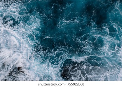 Widok z lotu ptaka na fale oceanu. Niebieskie tło wody