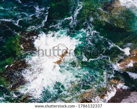 Similar – Luftaufnahme Panoramadrohne Blick auf den blauen Ozean Wellen, die am Sandstrand in Portugal erdrücken.