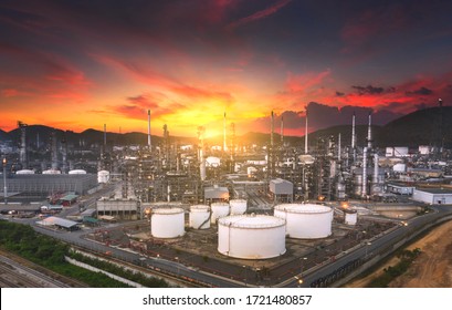 Industriezone der Luft- und Gasraffinerien auf Sonnenuntergang und Himmel, Thailand