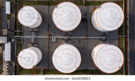 Vista Aéreas Tanque de almacenamiento de petróleo en la refinería de petróleo y gas Zona industrial, Negocio tanque de almacenamiento industrial Refinería de petróleo y gas, Negocio de tanque de almacenamiento de petróleo Logística de energía y transporte de refinería.