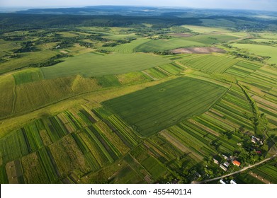 Luftsicht auf grüne und gelbe Teile von Feldern und auf dem Land