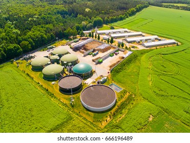 Luftbild über Biogasanlage und Bauernhof auf grünen Feldern. Erneuerbare Energie aus Biomasse. Moderne Landwirtschaft in der Tschechischen Republik und der Europäischen Union.
