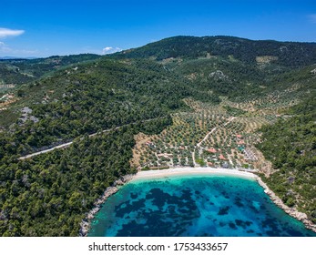 Luftblick auf den Strand von Leftos Gialos auf der Insel Alonnisos, Sporades, Griechenland