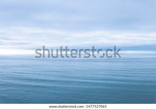 海の水平線上の空撮 波紋 海の波 広い景色の海 青い空の雲 水の上の高い角度の上空 シンプルな繊細な風景の背景 の写真素材 今すぐ編集