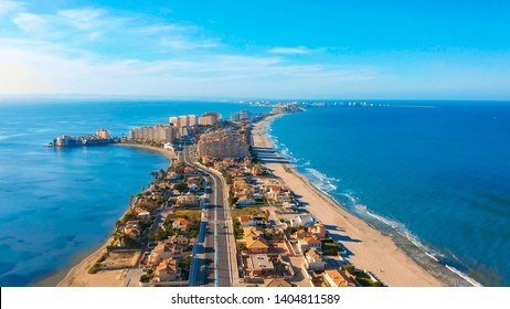  Vista aérea. Vista panorámica de las calles, carreteras y edificios de La Manga del Mar Menor, Cartagena, Murcia, España