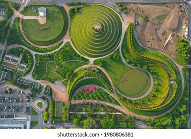 Vista aérea del Parco del Portello en Milán, cerca de CityLife, Lombardia. Vista desde lo alto del parque con césped y senderos verdes. Diseño abstracto similar a un dragón. Fotografía de drones en Milán.