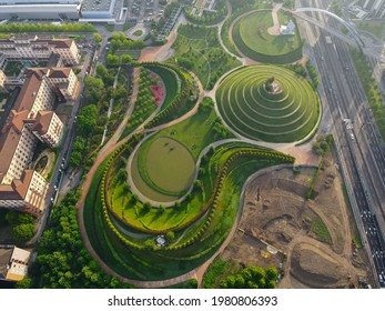 Vista aérea del Parco del Portello en Milán, cerca de CityLife, Lombardia. Vista desde lo alto del parque con césped y senderos verdes. Diseño abstracto similar a un dragón. Fotografía de drones en Milán.