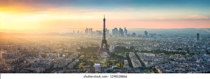 Вид с воздуха на Париж с Эйфелевой башней, Франция