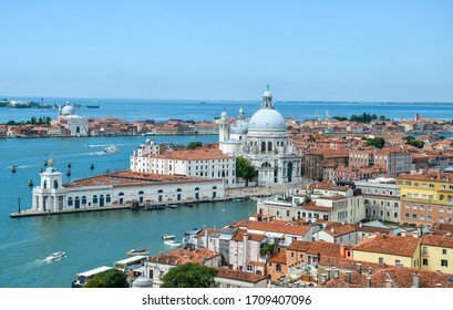 Vista aérea de los tejados de tejas rojas, del mar Mediterráneo y de la Basílica Santa Maria della Salute, en la entrada del Gran Canal de Venecia, Italia