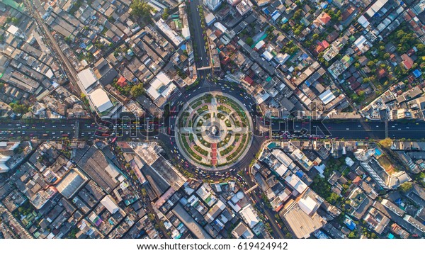 航空道路のラウンドアバウト交差点 タイの市内に車のロットがある高速道路 街並みの美しい街 都市の景観 平面図 の写真素材 今すぐ編集