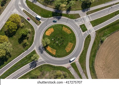 Luftbild des Kreisverkehrs in der Stadt im Sommer