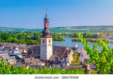 Vista aérea del centro histórico de Rudesheim am Rhein, con el imperio de la torre del reloj de la iglesia católica de San Jakobus y del río Rin, fondo del cielo azul, estados de Renania-Palatinado y Hesse, Alemania