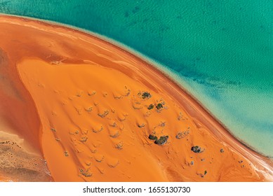 Vista aérea de las dunas de arena y la playa en la región de la bahía de Shark en el oeste de Australia. Captura de imagen de un Cessna con la puerta cerrada.